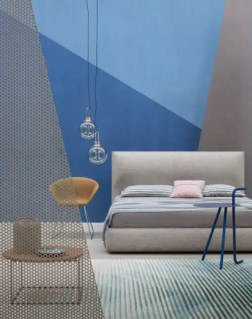 重复秩序感 用重复的几何色块图案砖面装饰卧室墙面,非常丰富有