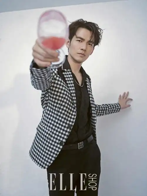 钟汉良最新杂志封面曝光大长腿吸睛无数