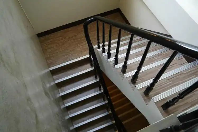 室内三层楼梯效果图设计图片赏析