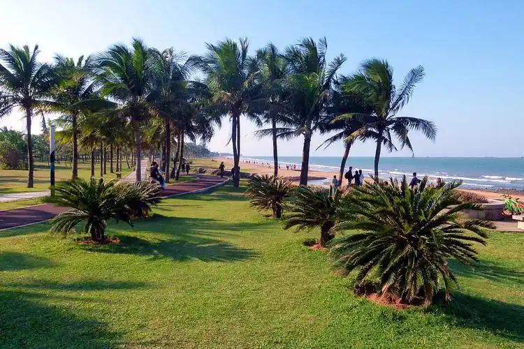 很有些巴洛克的味道骑楼大多布满优雅细致的雕塑- 海口骑楼老街 -海口