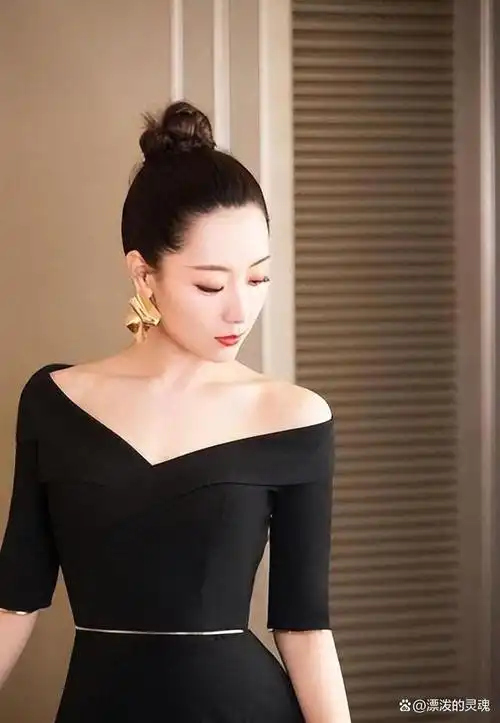 "白冰的饱满身材在37岁依旧妩媚诱人"