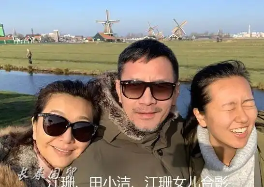 54岁江珊的现任老公首曝光二人亲密合影幸福甜蜜