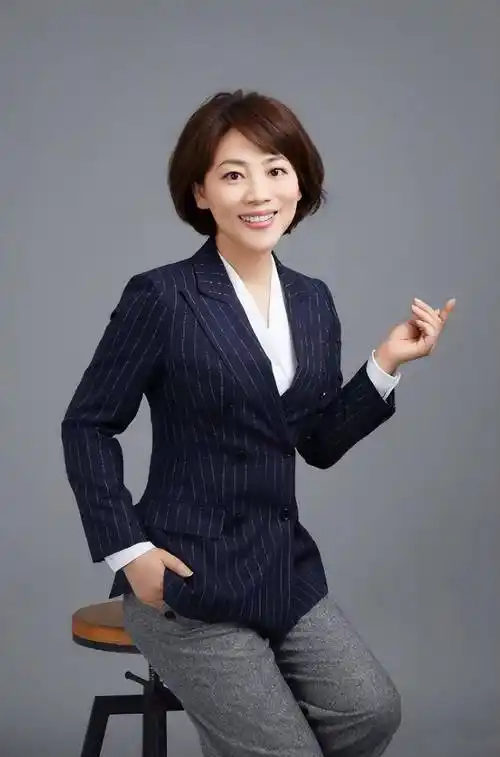 劳春燕:婚后和丈夫分居16年,孕期还在主持节目,她过得幸福吗?