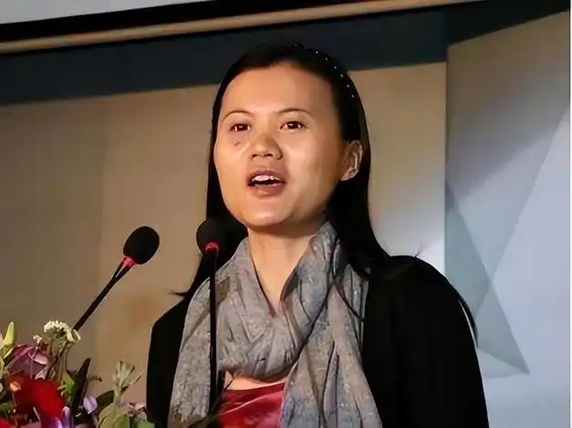 马云的老婆张瑛,就活的特别洒脱真实,虽然颜值不如章泽天,可是她的