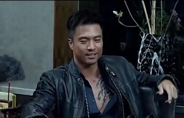 首先要说的是安志杰的纹身,安志杰是一个武打明星,在电影《特殊身份》