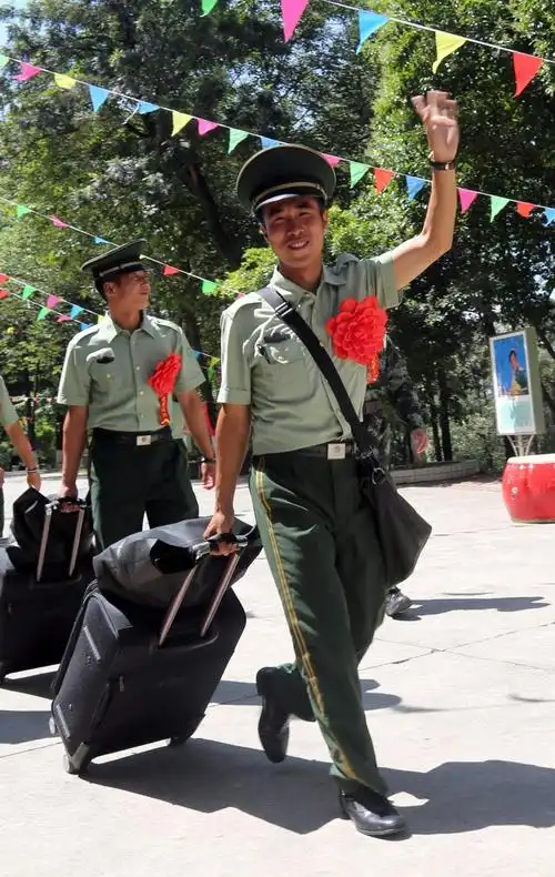 感人武警退伍老兵泪别战友如情侣难舍难分