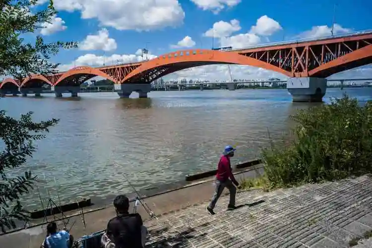 9月8日,人们在韩国首尔的汉江边钓鱼.