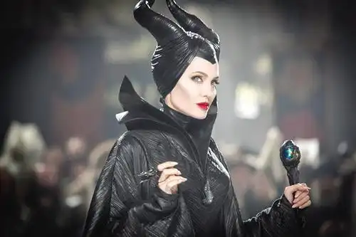 朱莉新片扮女巫吓坏小孩找女儿客串图