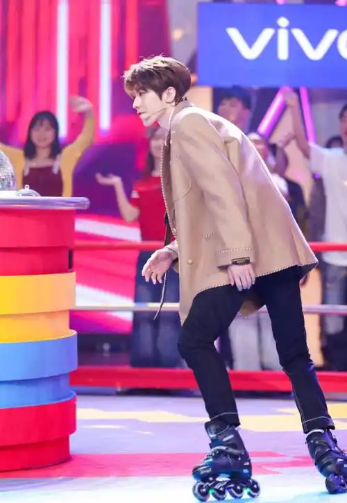 为何都说蔡徐坤"娘",看到他的皮肤就懂了,女人都自愧不如