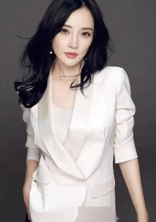 女神李小璐这谁顶得住!岁丰腴身材惊艳写真,美貌与才华并存!