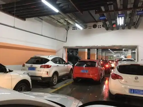 新城吾悦广场停车场成堵车场高峰时段堵40分钟