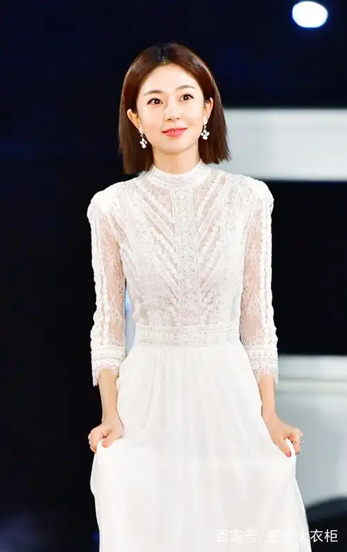 白珍熙身穿轻薄七分袖白裙魅力独具,蕾丝与透视的结合仙美吸睛