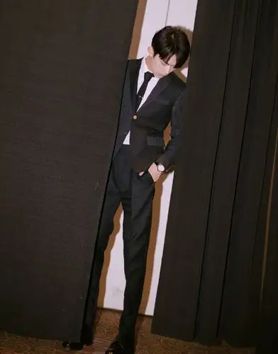 易烊千玺穿西装长腿瞩目 眼神深邃背影挺拔帅气十足
