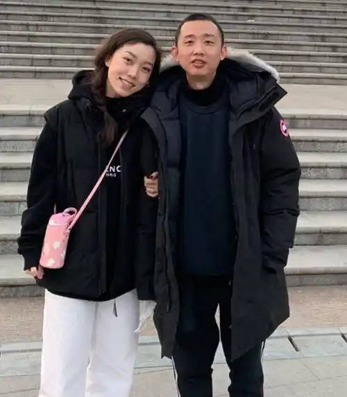 gai携哺乳期老婆蹦迪引热议,王斯然近况状态好,男生开酒对瓶吹_周延