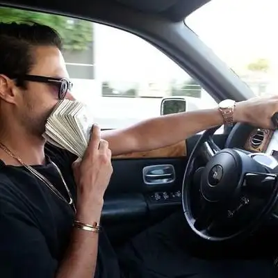 亚裔富二代网上炫车一夜爆红