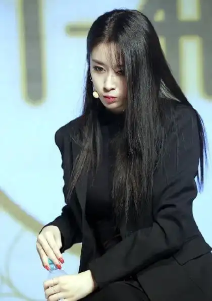 女爱豆们的西装范,金智妮郑秀晶裴秀智,你觉得谁最帅气呢_网易订阅