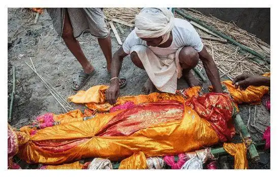 不仅如此,印度人有在恒河进行"水葬"的习俗,很多人的夙愿就是死后长眠