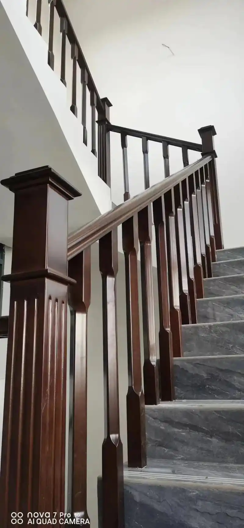 实木楼梯扶手.材料:欧榉    配色:胡桃(可根据装修风格定 - 抖音