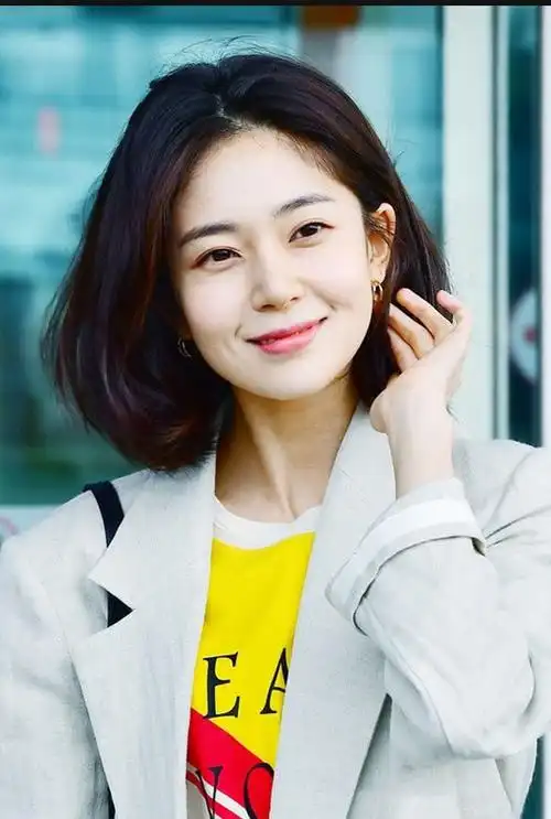 白珍熙身穿浅色西装搭短裤现身机场俏皮性感都尽收囊中