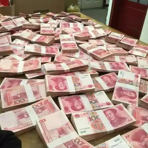 在地上放满一百元一张的人民币,马云会不会一张一张的捡起来