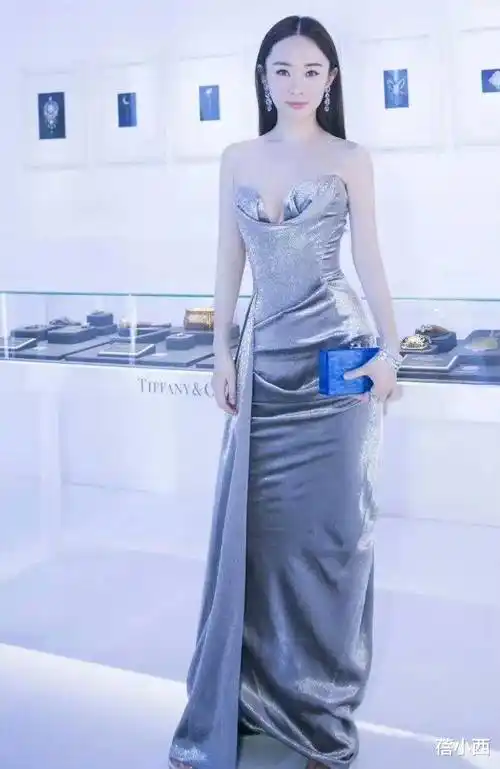 霍思燕身材其实很有料,穿银色抹胸连衣裙,撩人于无形_颜色_显得_西装