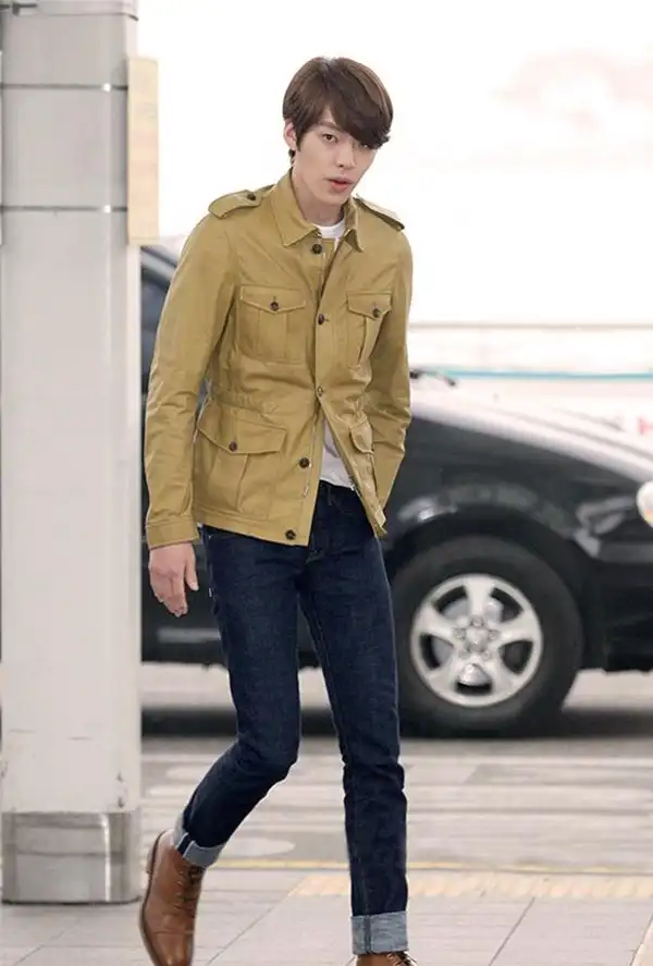 金宇彬:身穿成熟的深黄色外套内搭白色的衣服,下身也是酷酷的深蓝牛仔