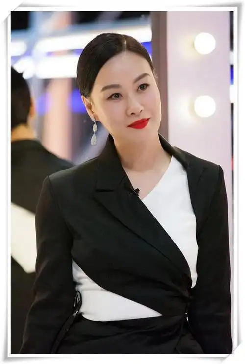 邬君梅亮相节目一身黑白西装气质炸裂53岁女人最美的样子