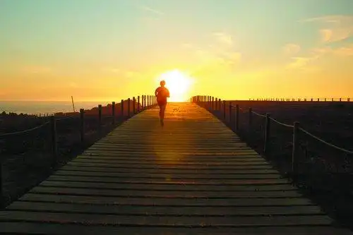 青春在阳光下奔跑图片