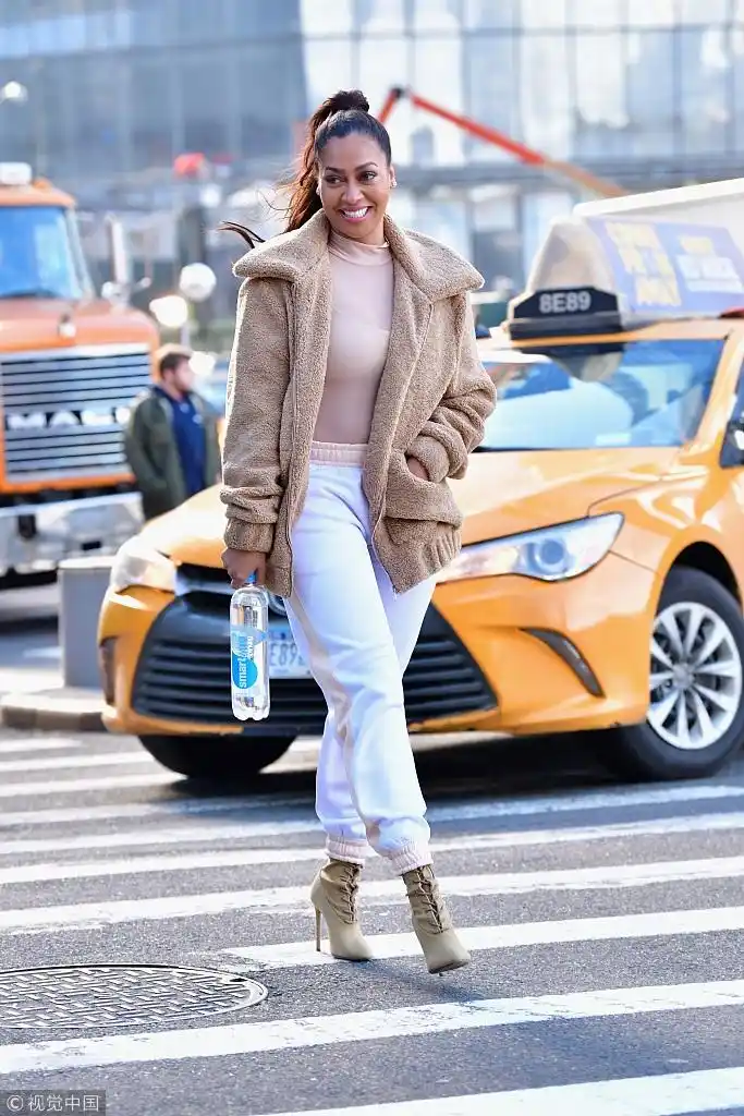 组图:拉拉·安东尼羊羔毛外套配透视衫亮相街头