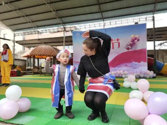 晋城旭翔幼儿园中二班感恩节亲子走秀活动