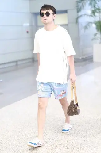 雷佳音白t搭花裤衩趿拉休闲鞋造型五五分浪费了184cm的大高个