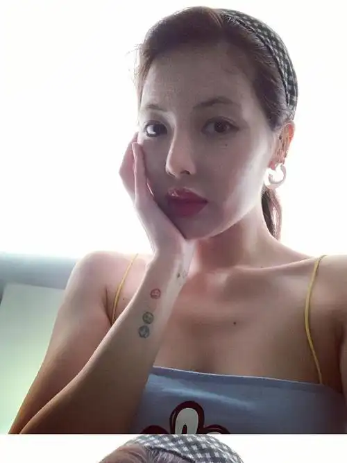 泫雅又换新造型啦超性感的吊带穿搭你学会了吗