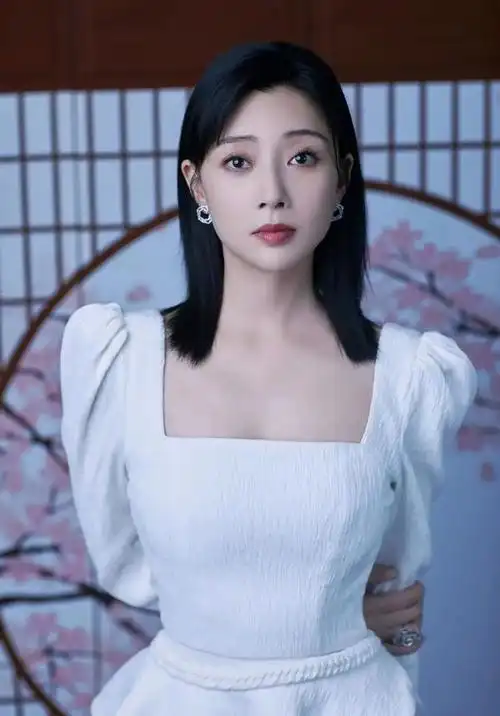 43岁的殷桃原来长这样?看到生图后,网友惊呼:这身材是真的吗