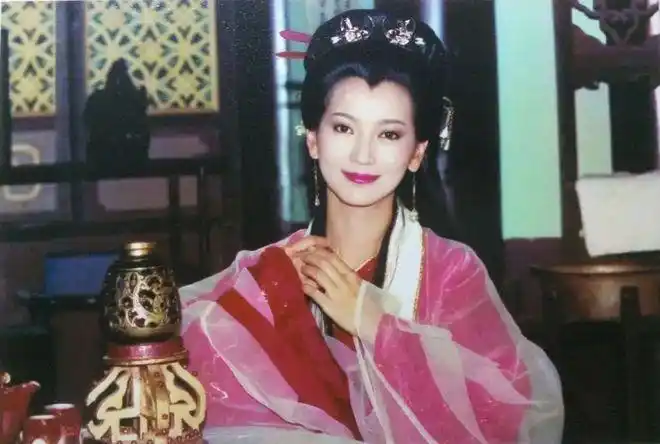 而赵雅芝,自然也凭借着这部电视剧,提高了自己的知名度.