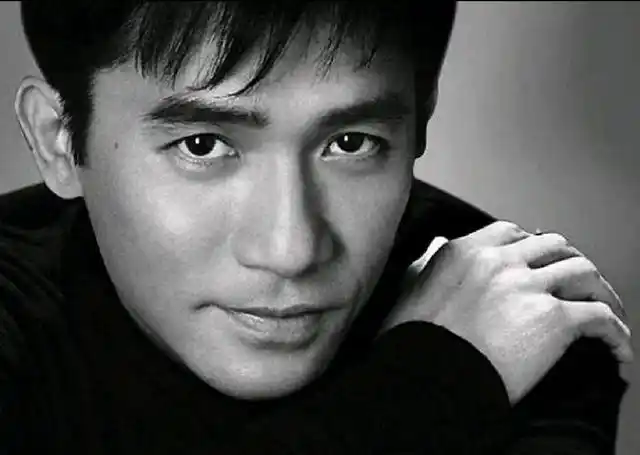 近日,梁朝伟亮相第27届釜山电影节开幕红毯.