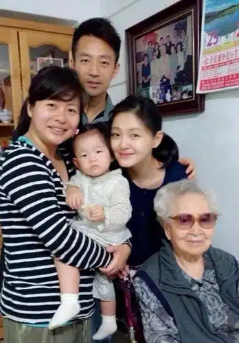 同老公与女儿汪希玥(小玥儿)探望96岁的奶奶,并晒出全家与奶奶的合影