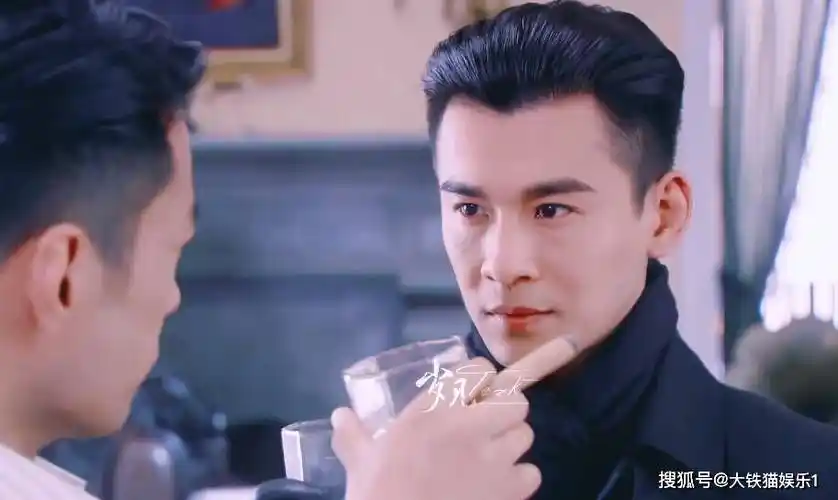 再比如贾乃亮罢演的《古剑奇潭》欧阳少恭,他临危受命,又塑造了一个"