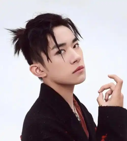 易烊千玺又换新发色!银灰色三七分,迷倒万千少女