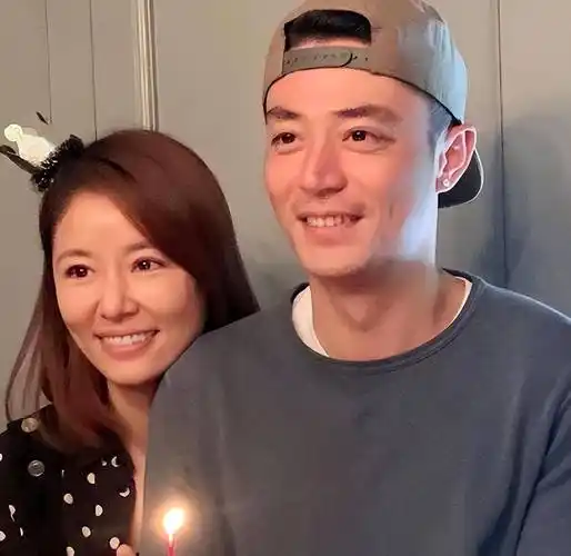 林心如晒与霍建华合照,素颜搞怪表情甜美动人,结婚6年很幸福