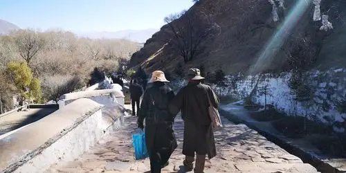 下山的路上,遇到前面两个相互搀扶的老人.瞬间三冬暖!