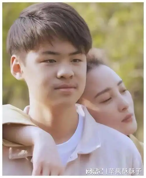 蒋勤勤和吴磊才是母子俩,陈建斌儿子没遗传她的美,丑基因很顽固