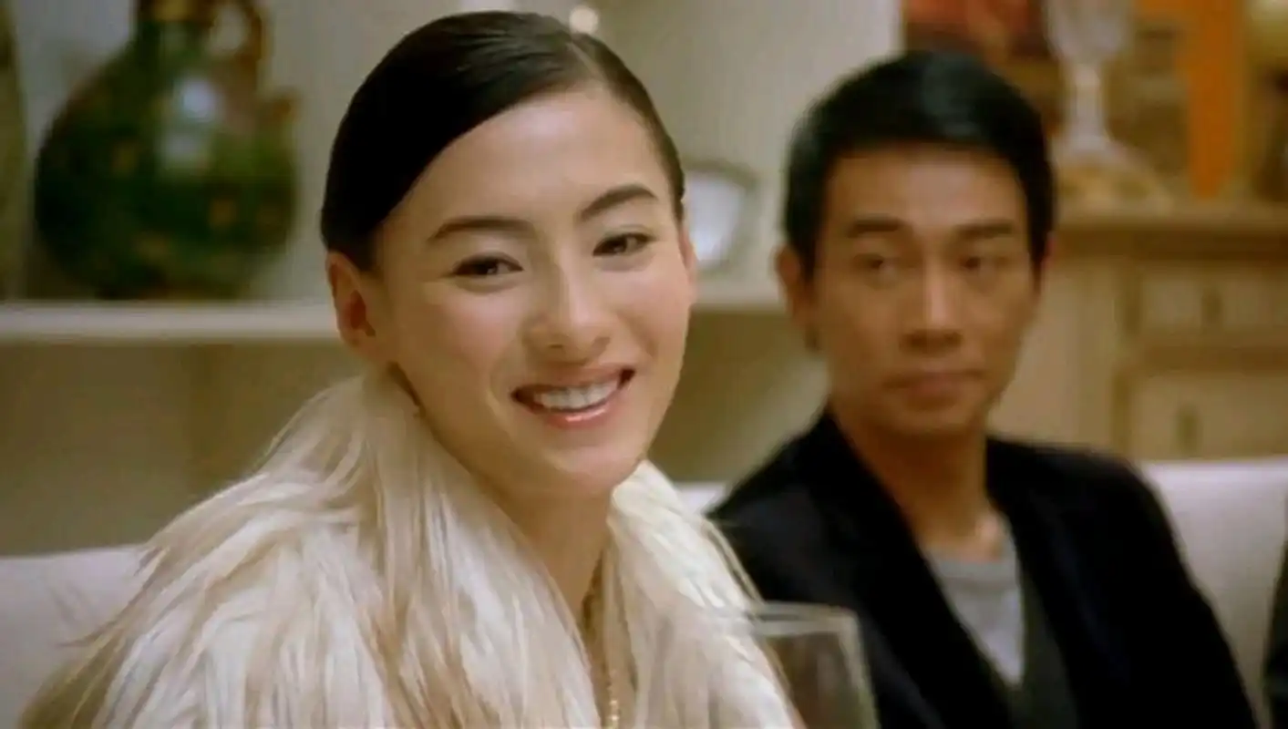 2003年,陈小春张柏芝两人同游曼谷,游泳池旁,张柏芝穿着比基尼,娇嗔地