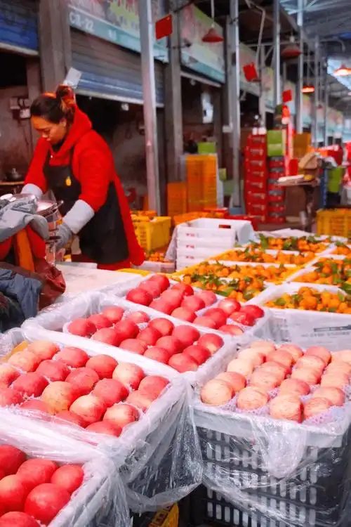 实拍内江超大水果批发市场车厘子草莓价格便宜的背后是