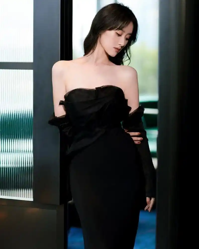676767  袁冰妍确实非常漂亮,她的黑色抹胸裸背礼服十分性感