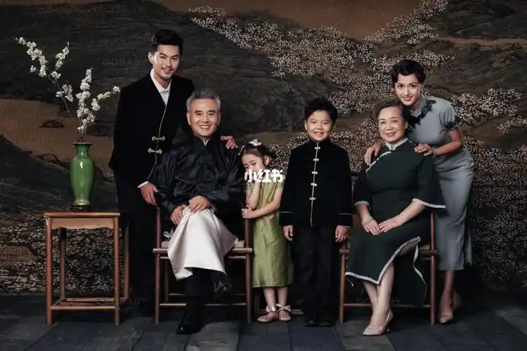 三代同堂05端端正正挂客厅的全家福