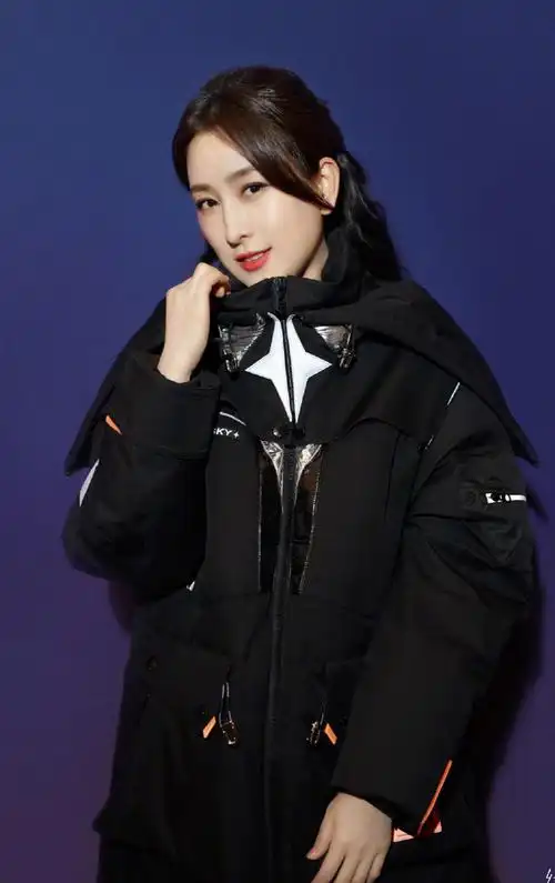 马苏少女感发型亮相,白色拼接羽绒服配瘦腿裤,时尚减龄又养眼