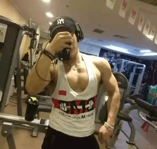 肌肉男秀逆天d杯胸肌女生们不淡定了练出大胸肌的6个动作