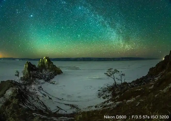 很幸运地,拍摄到星空下的北极光