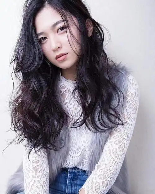 杨超越抢先烫了2020年的流行卷发,美感和质感表现的"淋漓尽致"