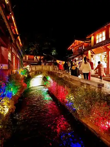 水上之桥是丽江古城的重要组成部分,城内有廊桥,石拱桥,木桥,如彩虹